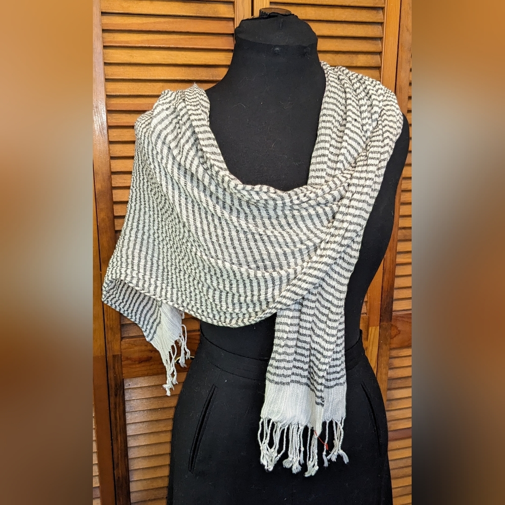 Gray And White Gauze Scarf Wrap Great Condition Unbranded 100% Rayon